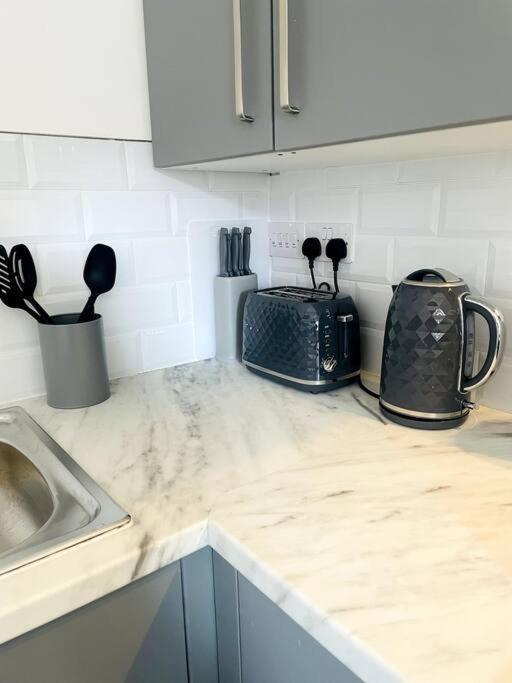 #6Bs 1 Bed Serviced Apartment Дарби Екстериор снимка